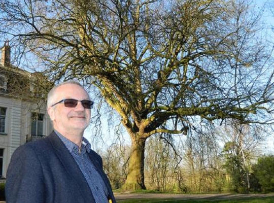 Patrick Huyghe bij de plataan naast het Kasteel van Wippelgem