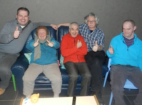 Joeri als vrijwilliger Joeri met bewoners vzw Den Dries